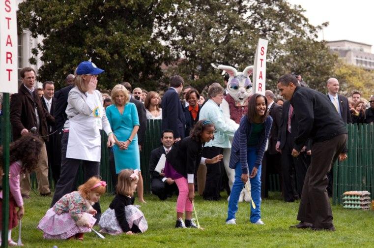President-Barack-Obama-is-joined-by-his-daughters-Sasha-and-Malia-at-the-2009-White-House-Easter-Egg-Roll
